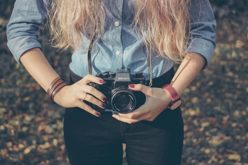 photographe-SALERNES-min_hand-person-girl-woman-camera-photography-614-pxhere.com